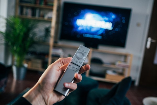 ▲燈籠,風鈴,窗簾,看電視,看電影,追劇,農曆7月。(圖/unsplash)