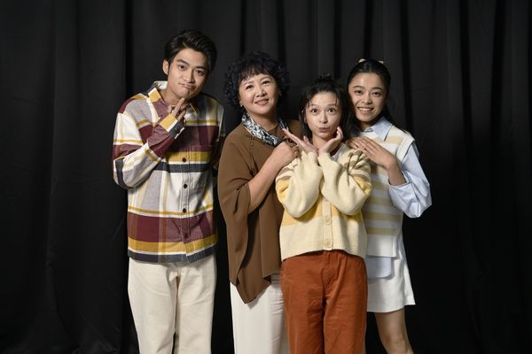 ▲▼李夢苡樺(右起)、陳姸霏及潘綱大(左一)三位新生代演員，皆曾入圍金馬獎，演技不容忽視，左二為節目主持人王琄。（圖／鏡電視提供）