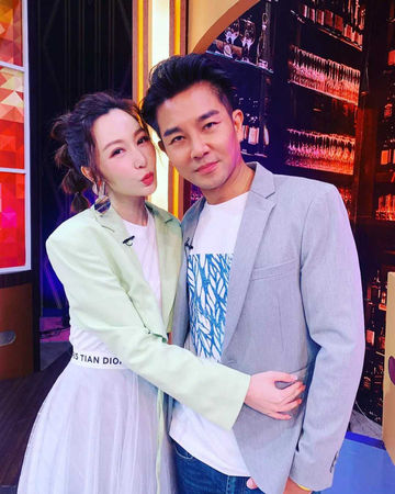 在節目中被好友謝承均突然告白,曾莞婷立刻展現驚訝演技逗趣回應對方。(圖/衛視中文台提供)