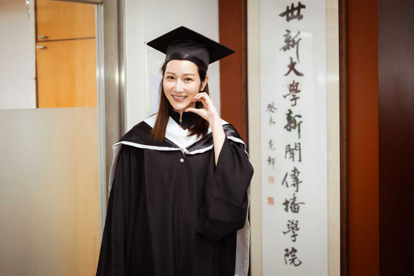 曾莞婷已從世新大學上海學院傳播管理學系碩士班畢業,更獲頒畢業生傑出表現獎。(圖/世新大學提供)