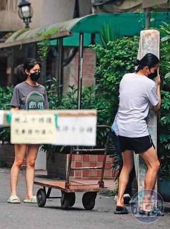 6月6日 15：27 李威將床墊立起來放好，他和女友都綁著馬尾頭長髮。