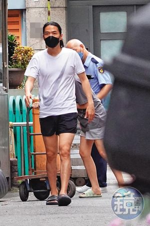 6月6日 14：19 將舊沙發放在社區角落後，李威又繼續上樓搬東西。