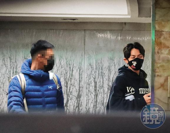 【帥臉破相閒不住】柯震東縫30針放封趴趴走　口罩帽T包緊緊「不給看臉」