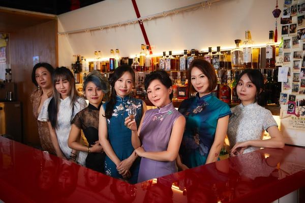 ▲吳淡如與「條通女王」席耶娜。(圖/BAR NiNE提供)