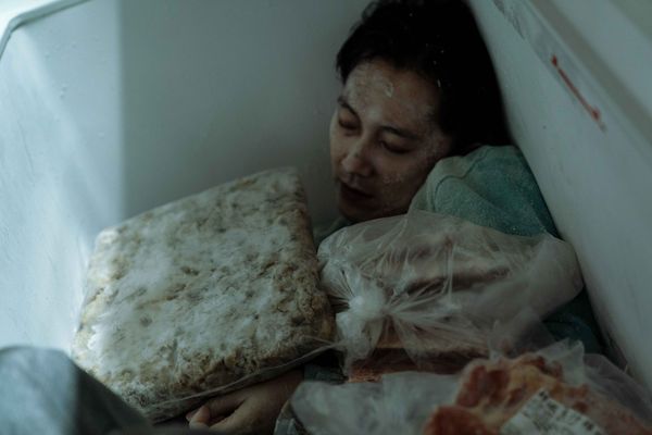 ▲洪都拉斯《地獄里長》開遊覽車意外死亡，告別女兒卻得貼「酸痛藥布」。九天民俗技藝團副團長瑪利亞（陳世旻）霸氣客串地獄第二殿「善惡殿」殿主、呂雪鳳演出父母殿殿主。（圖／風起娛樂提供）