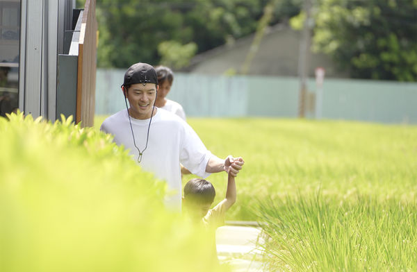 ▲宥勝先到田區跟有機稻農交流學習,代言公益送愛心。(圖/喜鵲娛樂提供)