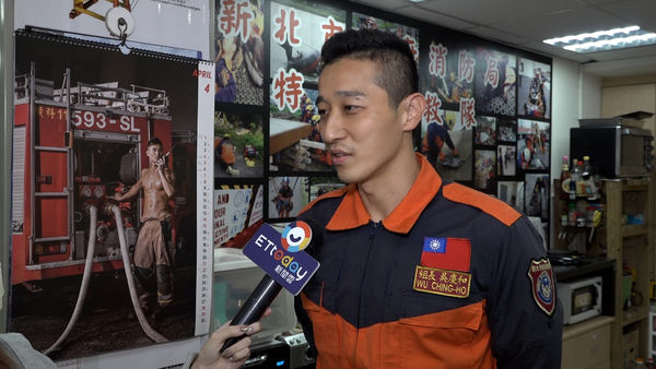 ▲直擊新北市消防局！2022消防月曆未開賣  先買味丹青草茶看猛男解渴。（圖／記者謝婷婷攝）