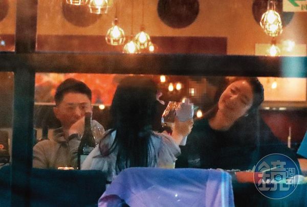 【獨家】【寵妻疼女樂天倫】三代同歡綻笑顏　直擊霍建華、林心如聚餐享天倫