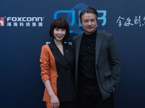 ▲人性科幻影集《Q18》李銘順、天心、炎亞綸、石知田、金士傑、李璇台中盛裝開鏡,導演周美玲。(圖/金禾創意提供)