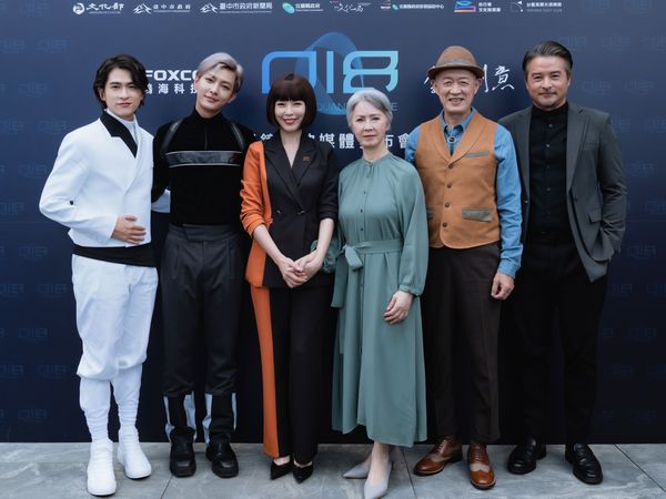 ▲人性科幻影集《Q18》李銘順、天心、炎亞綸、石知田、金士傑、李璇台中盛裝開鏡,導演周美玲。(圖/金禾創意提供)