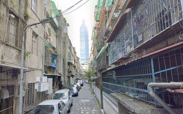 網友發現台北市信義區松仁路253巷1弄成為許多外國遊客的熱門打卡點，巷弄遠處可見清晰的台北101大樓。（翻攝自Google Maps）