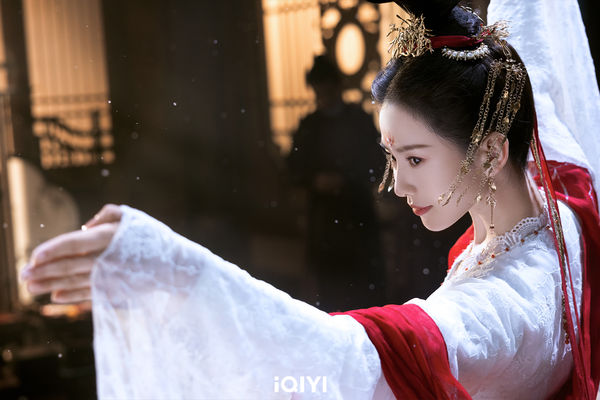 ▲劉詩詩《一念關山》主動獻吻劉宇寧。（圖／iQIYI國際站）