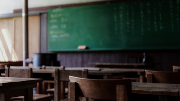 ▲陰暗教室,教室,學校,課桌椅。(圖/取自免費圖庫Pakutaso)