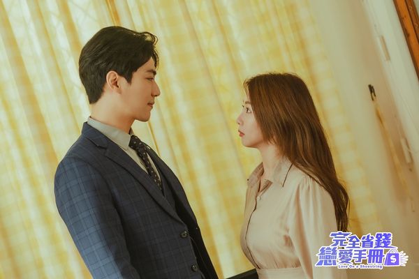 ▲《完全省錢戀愛手冊》黃柏峰(前排左起)、陳語安、郭書瑤、林子閎，檢場(後排左起)、王彩樺、伊正兩家人齊聚一堂。（圖／TVBS提供）