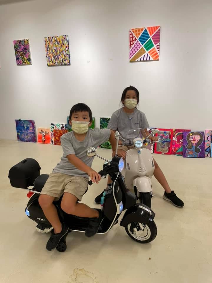 ▲陳泱瑾親自帶8歲女兒打耳洞！（圖／翻攝自Facebook／Gracetw 陳泱瑾）