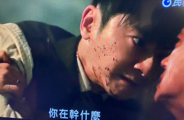 ▲《商魂》大結局2要角領便當，最後一幕大反轉起雞皮。（圖／翻攝民視）