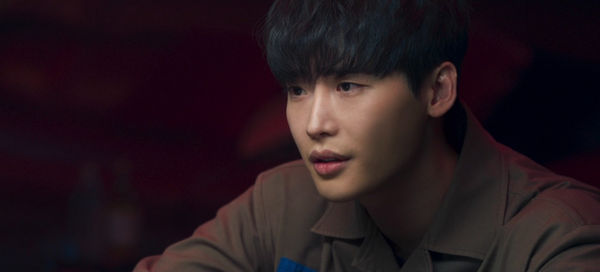 ▲▼雷／李鍾碩完美演技騙倒眾人　《黑話律師》露恐怖笑容神反轉。（圖／Disney+提供）