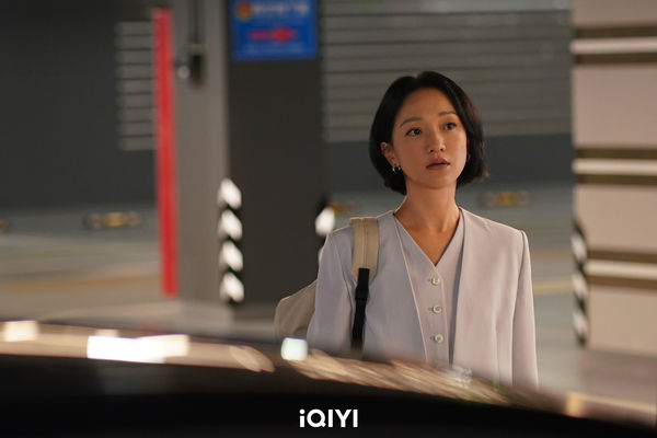 ▲周迅新作《不完美受害人》中飾律師面臨職業挑戰 。林允飾演案件受害人趙尋(圖/iQIYI提供)