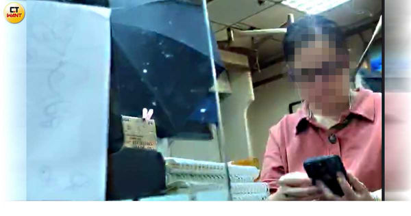 附近民眾控訴,指人行道遭破壞導致行走困難,她在半年前就曾抱著孩子跌倒,傷處至今都還未痊癒。(圖/本刊影音組)