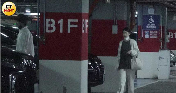 習慣裝不熟1/又見「普通朋友」相伴!Gino全程零互動 保持距離後共返豪宅