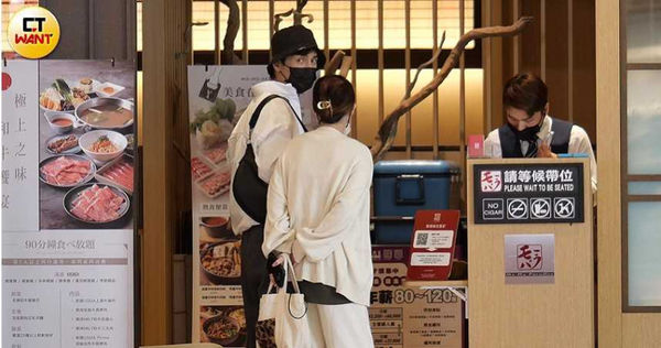 習慣裝不熟1/又見「普通朋友」相伴!Gino全程零互動 保持距離後共返豪宅