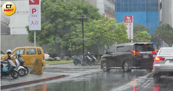 習慣裝不熟1/又見「普通朋友」相伴!Gino全程零互動 保持距離後共返豪宅