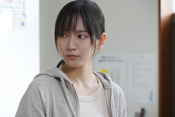 ▲▼Disney+推驚悚日劇！影帝攜妻兒搬進吃人《噬亡村》　牆上驚現快逃。（圖／Disney+提供）