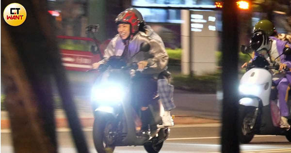 獨家/《百萬人推理》片場直擊 蔡凡熙飛車與婁峻碩互射煙火