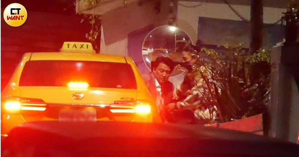 朋友變情人1/張天霖、洪小鈴戀愛ING!十指緊扣牽牢牢...共赴吳奇隆聚會