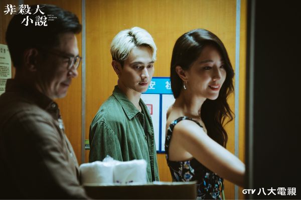 ▲《非殺人小說》劉冠廷飾演萬年臨演，和神秘空姐隋棠一夜情。（圖／八大提供）