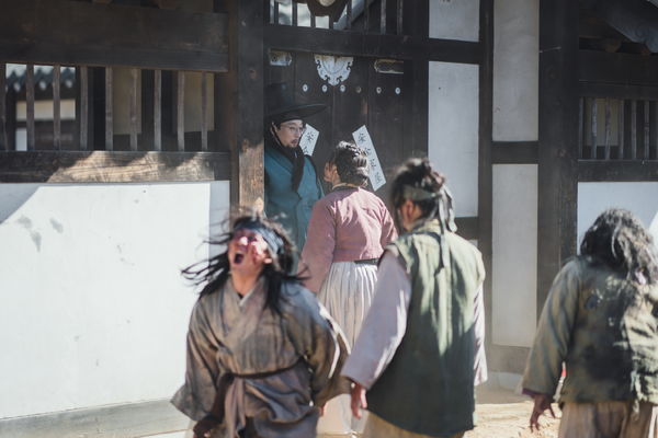 ▲▼《韓星地帶:逃脫任務》3位主持人上刀山下火海。(圖/Disney+提供)