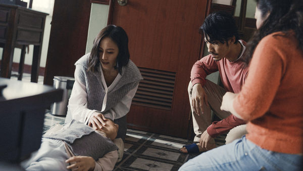 ▲《化外之醫》導演詹淳皓（前排左起）、監製湯昇榮、主演許安植、夏騰宏與謝以樂出席誠品特映講座。（圖／公視、中華電信、瀚草文創提供）