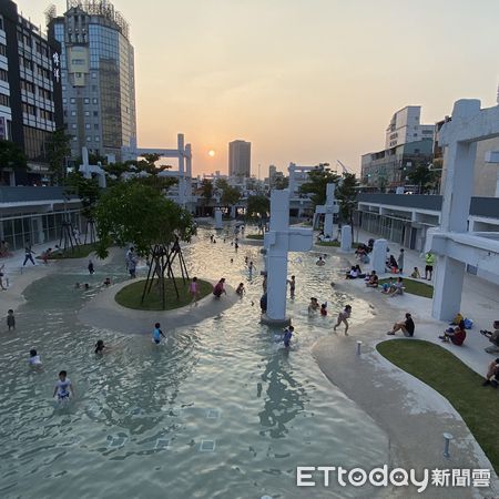 ▲台南市中西區「河樂廣場」,成為市區戲水和午後散步消暑的好去處,市民朋友對該處讚譽有加。(圖/記者林悅翻攝,下同)