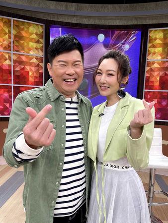 曾莞婷(右)2021年曾代班《一袋女王》,對於主持談話性節目並不陌生。(圖/衛視中文台提供)