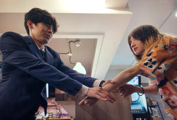 ▲▼ 柯佳嬿拿「鵰頭鍘」斬渣男 。(圖/翻攝自Netflix)