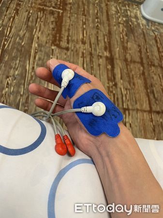 ▲Gino拍打戲出意外　傷勢「右手抬不起來」。（圖／孫德榮經紀人提供）