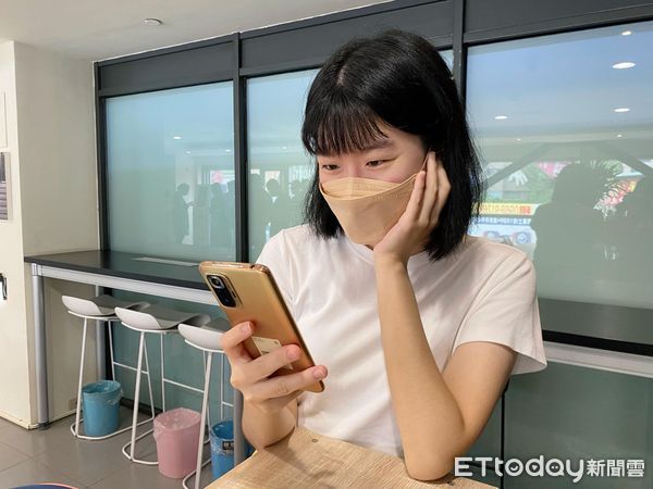 ▲▼滑手機,追劇,看訊息。(圖/記者鄺郁庭攝)