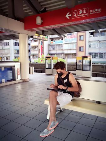 ▲王傳一搭捷運下錯站。（圖／翻攝自王傳一臉書）