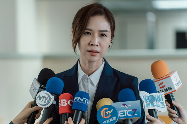 ▲謝盈萱在《人選之人》飾演黨部發言人,在選戰期間擔任候選人幕僚。(圖/大慕影藝、公視提供)