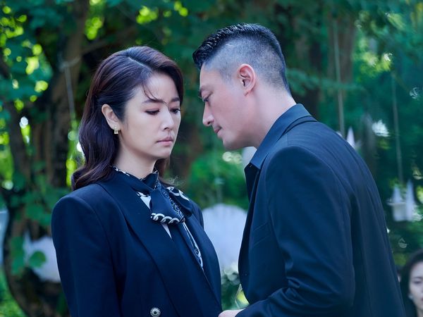 ▲《華燈初上》第二季來了!林心如對戲霍建華,婚後首次同台演出。徐若瑄客串「光」日式酒店前任老闆「瓊芳媽媽桑」。揭露更多由楊謹華飾演的蘇媽媽秘密。(圖/Netflix、百聿數碼提供)