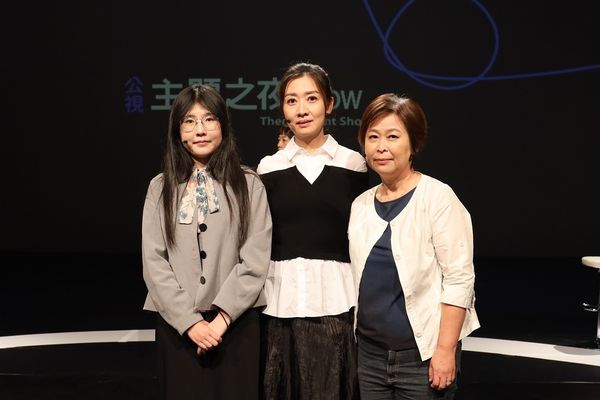 ▲《公視主題之夜SHOW》探討性暴力,邀請作家吳曉樂(左起)、精神科醫師鄧惠文,人本教育基金會校安中對談。(圖/公視提供)