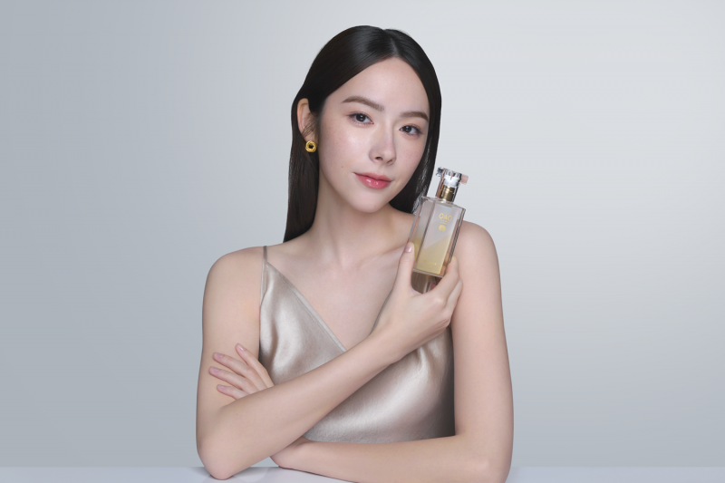 林奕嵐手持熱銷產品「蘭花精萃晶潤蘭花油」展現優雅自信的護膚魅力。（圖／nywow o提供）