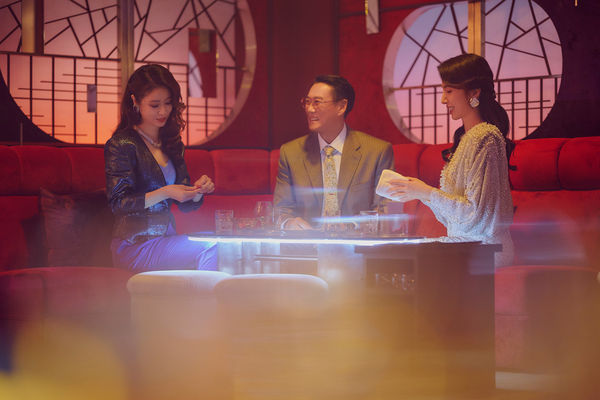 ▲▼林心如、楊謹華《華燈初上》演出日式酒店媽媽桑,鳳小岳詮釋多情編劇「江翰」。(圖/Netflix、百聿數碼提供)