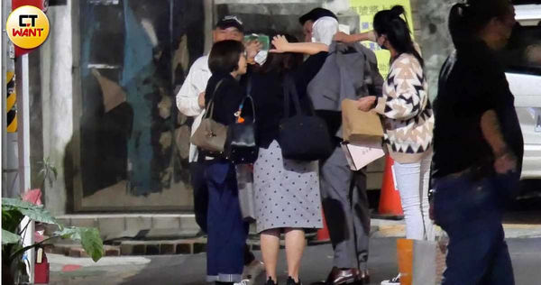 朋友變情人1/張天霖、洪小鈴戀愛ING!十指緊扣牽牢牢...共赴吳奇隆聚會