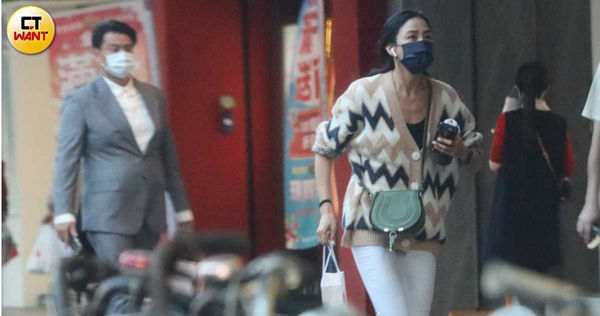 朋友變情人1/張天霖、洪小鈴戀愛ING!十指緊扣牽牢牢...共赴吳奇隆聚會