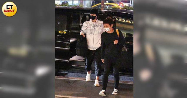 一身輕便打扮的周渝民,搭車前往殺青宴現場。(圖/本刊攝影組)