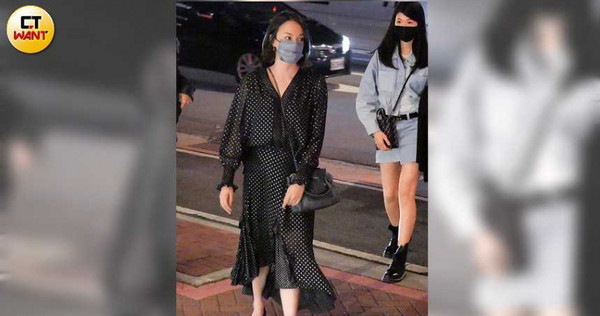 身穿黑色連身洋裝的張榕容,模樣頗為典雅。(圖/本刊攝影組)