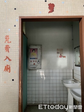 ▲▼《天橋上的魔術師》片場重現中華商場,斑駁的牆、廁所、手寫字的海報張貼等。(圖/記者林育綾攝) ▲▼《天橋上的魔術師》片場重現中華商場,斑駁的牆、廁所、手寫字的海報張貼等。(圖/記者林育綾攝)
