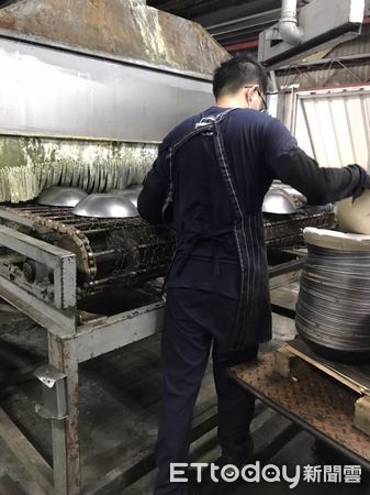 ▲勞動部雲嘉南分署永康就業中心,協助精神障礙者找到傳統產業技術員工作,目前已穩定就業7個月,更獲得主管好評。(圖/記者林悅翻攝,下同)