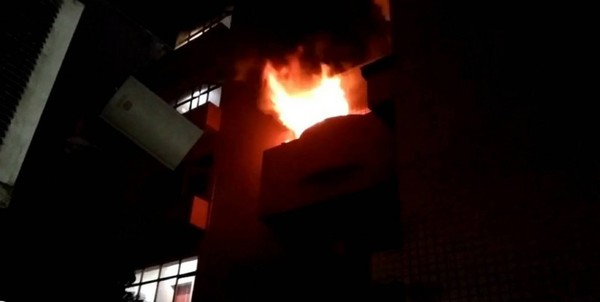 ▲桃園市延壽街大樓民宅22日凌晨發生大火,起火點從3樓竄出,但仍發生1名女子不幸死亡、7人輕傷慘劇。(圖/民眾提供) ▲桃園市延壽街大樓民宅22日凌晨發生大火,起火點從3樓竄出,但仍發生1名女子不幸死亡、7人輕傷慘劇。(圖/民眾提供)